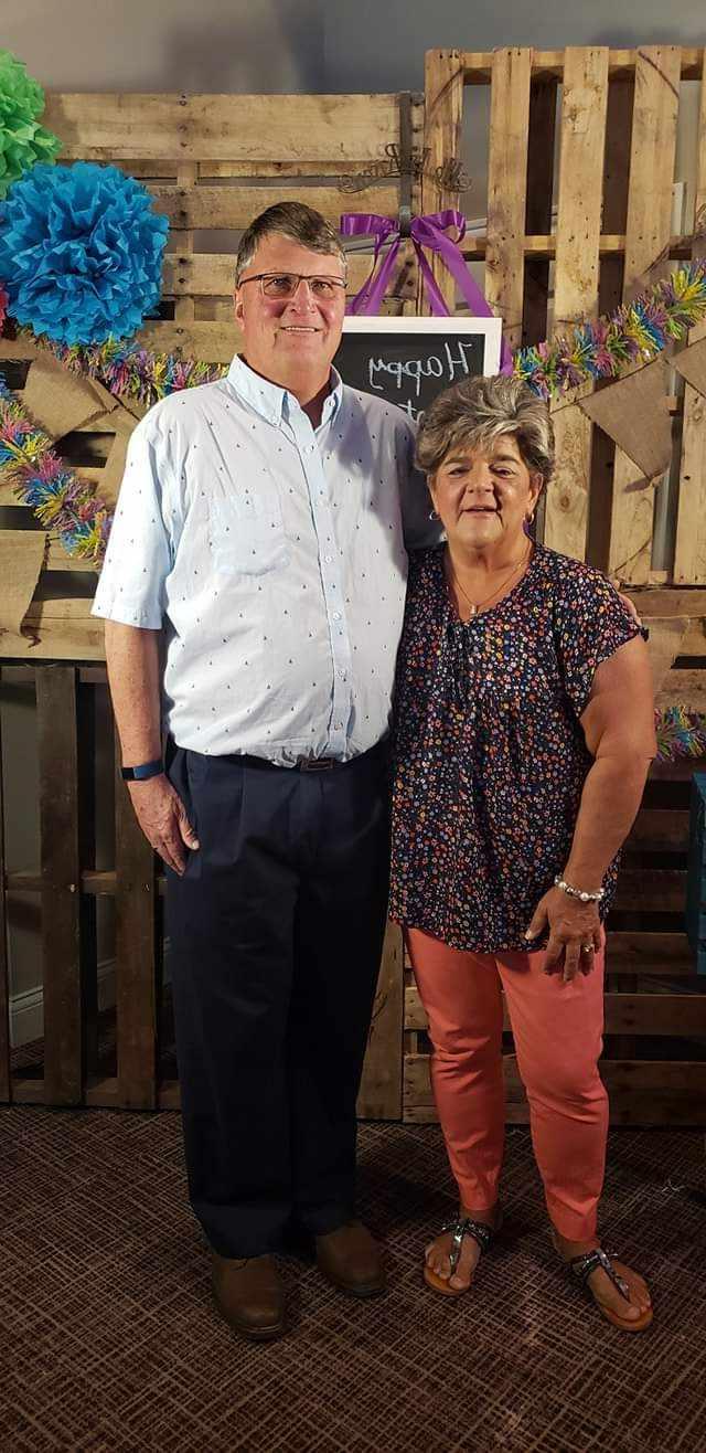 萨拉(休斯)塔夫林格和她的丈夫蒂姆，都毕业于1983年澳门足球博彩官方网址.